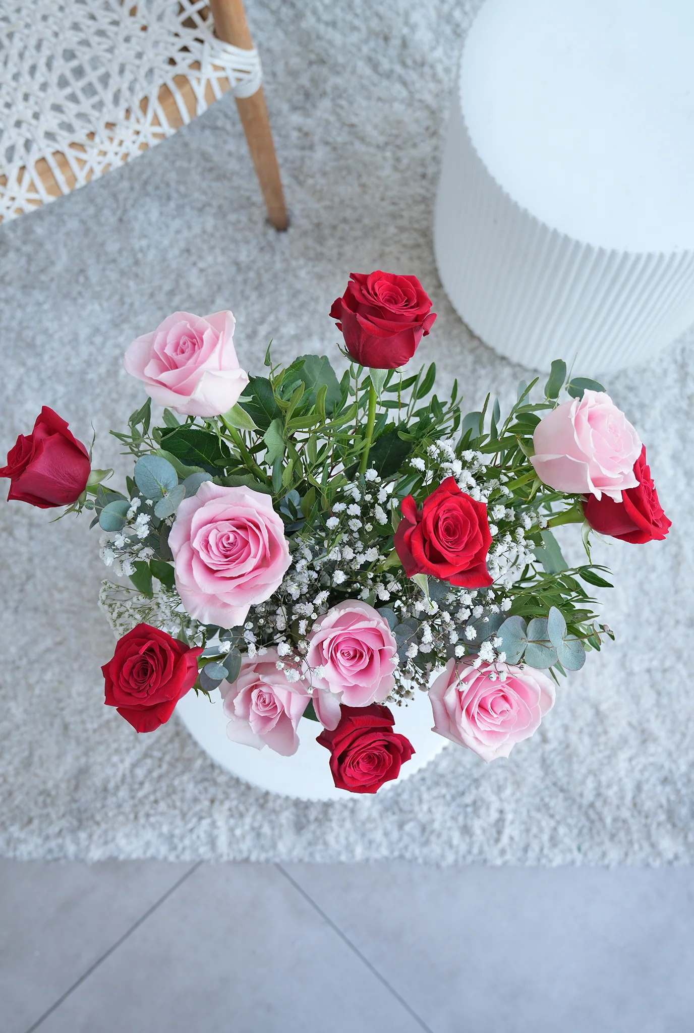 12 Luxury Red and Pink Roses - Vase - Image 3