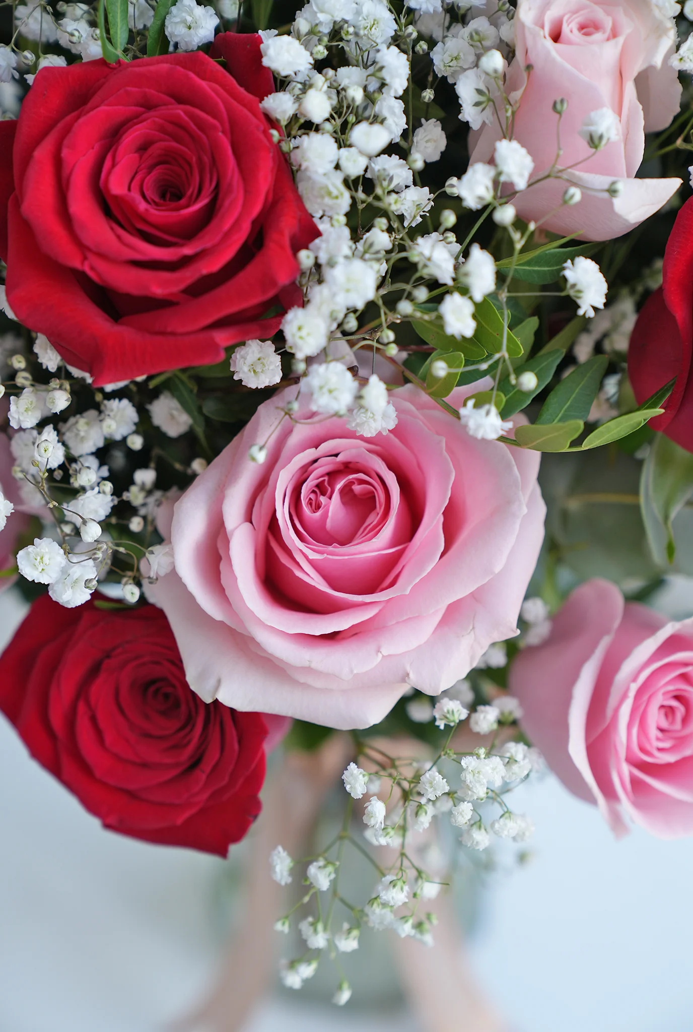 24 Luxury Red and Pink Roses - Vase - Image 2