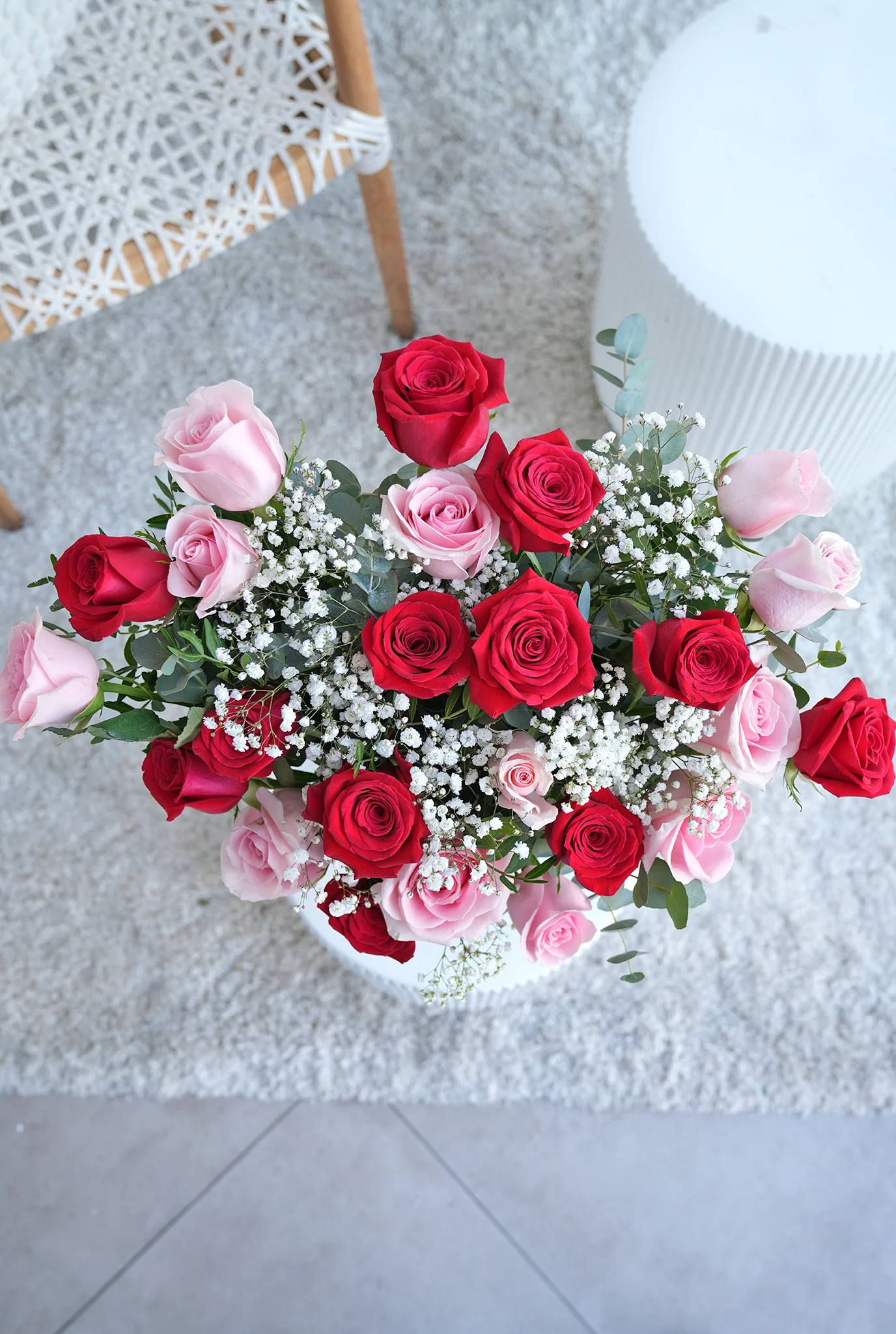 24 Luxury Red and Pink Roses - Vase - Image 3