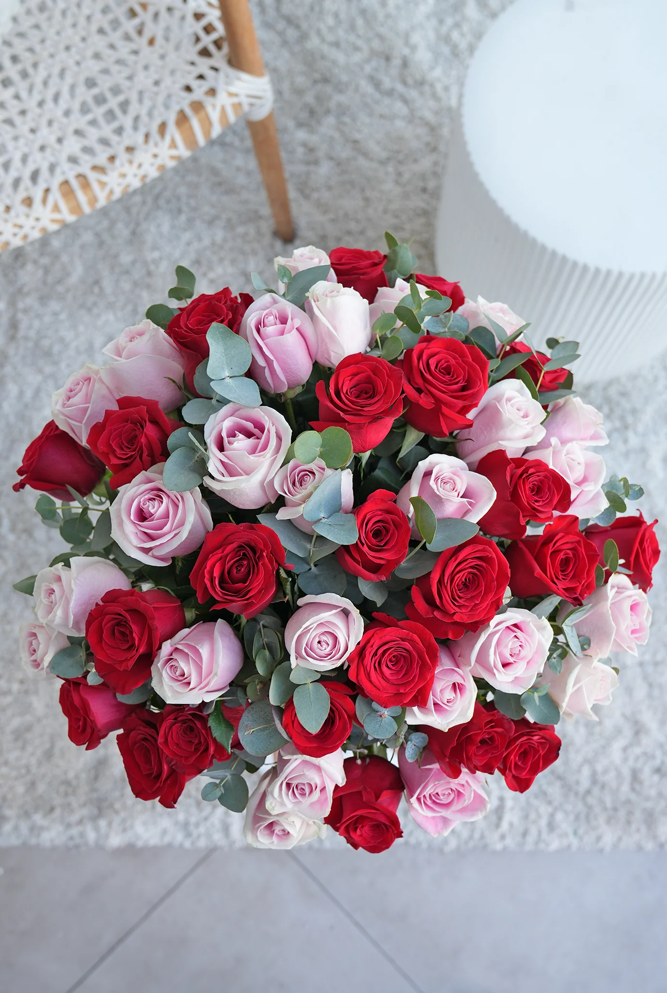 50 Luxury Red and Pink Roses - Vase - Image 3