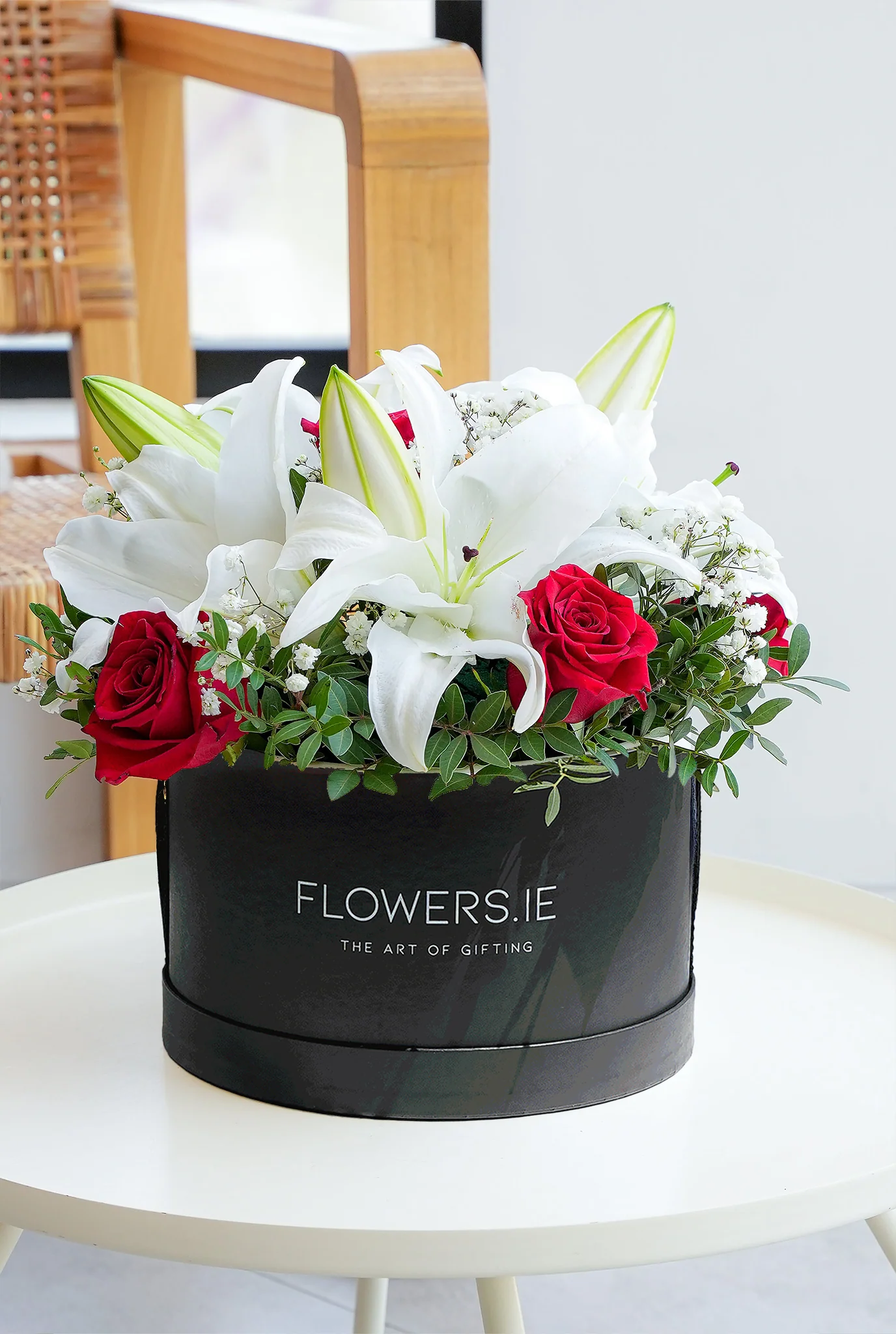 Red Roses and White Lily - Hatbox - Image 3