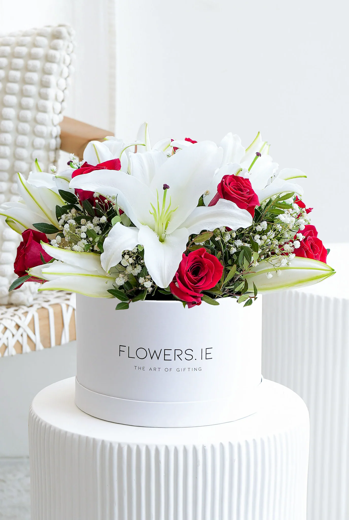 Red Roses and White Lily - Hatbox - Image 4