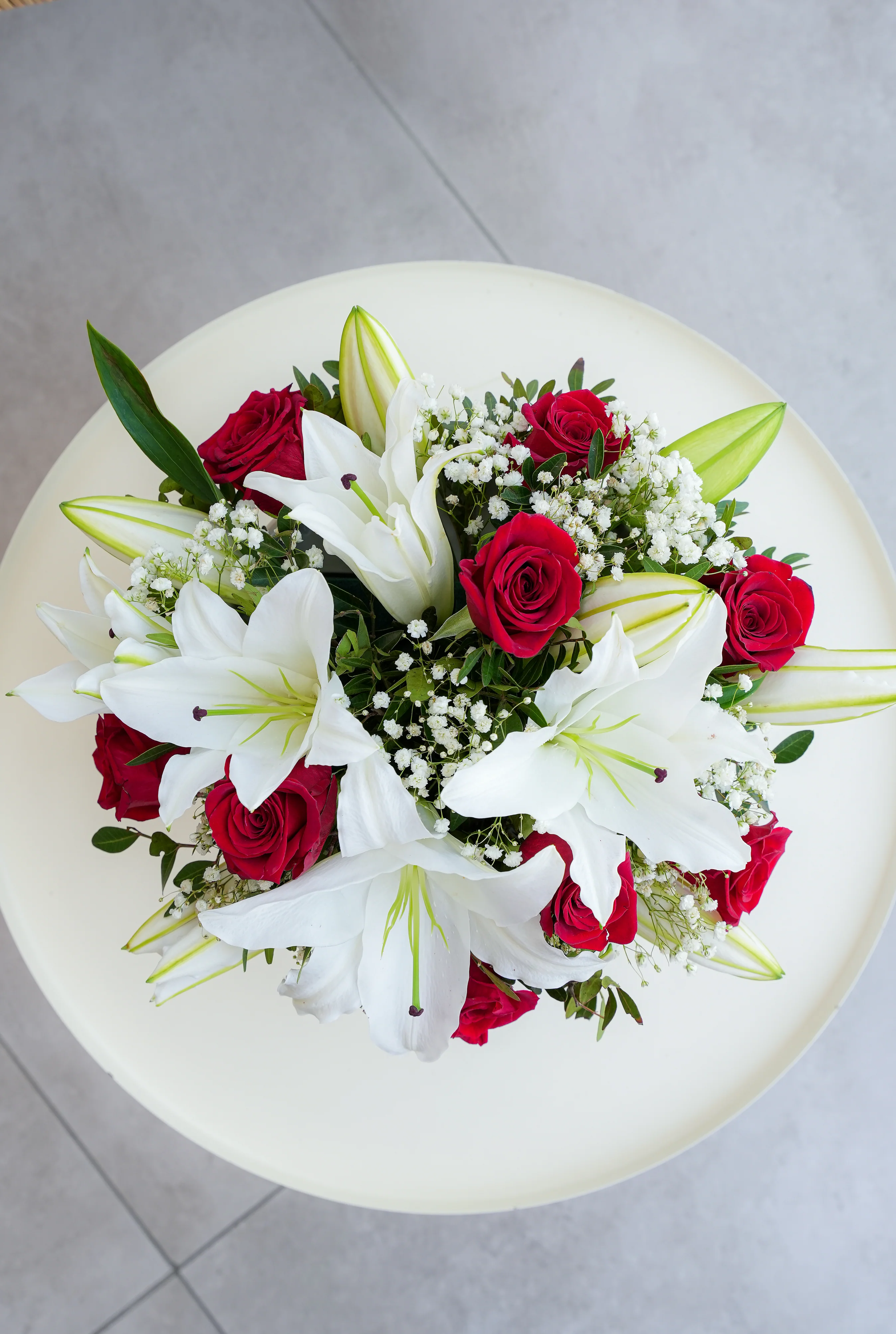 Red Roses and White Lily - Hatbox - Image 5