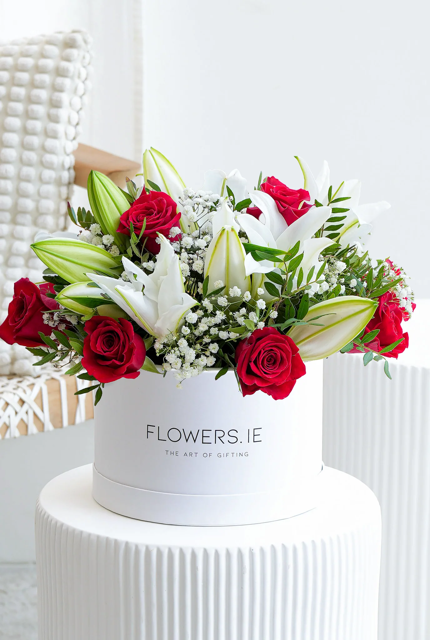 Red Roses and White Lily - Hatbox - Image 6