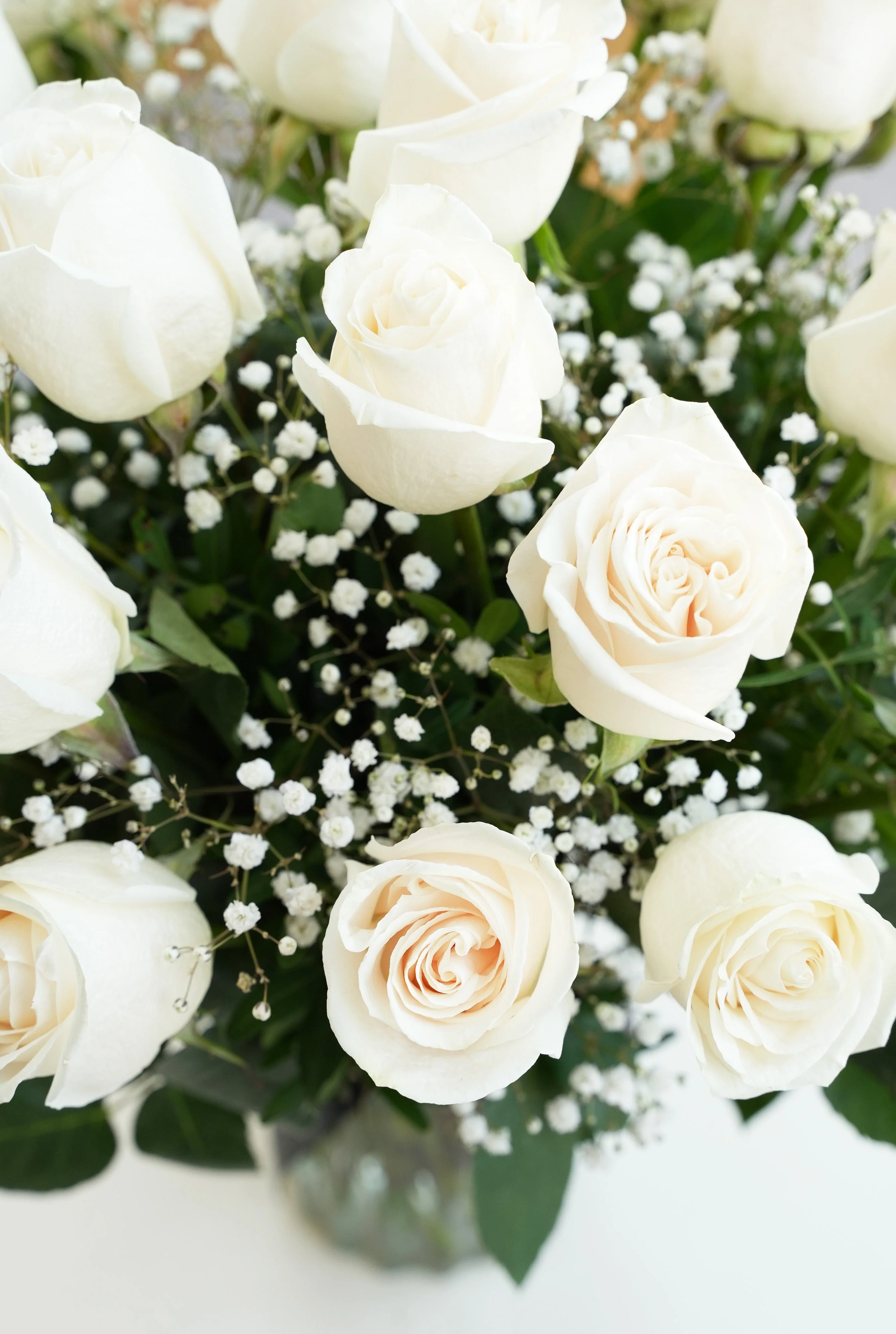 Sympathy 12 White Roses - Vase - Image 4